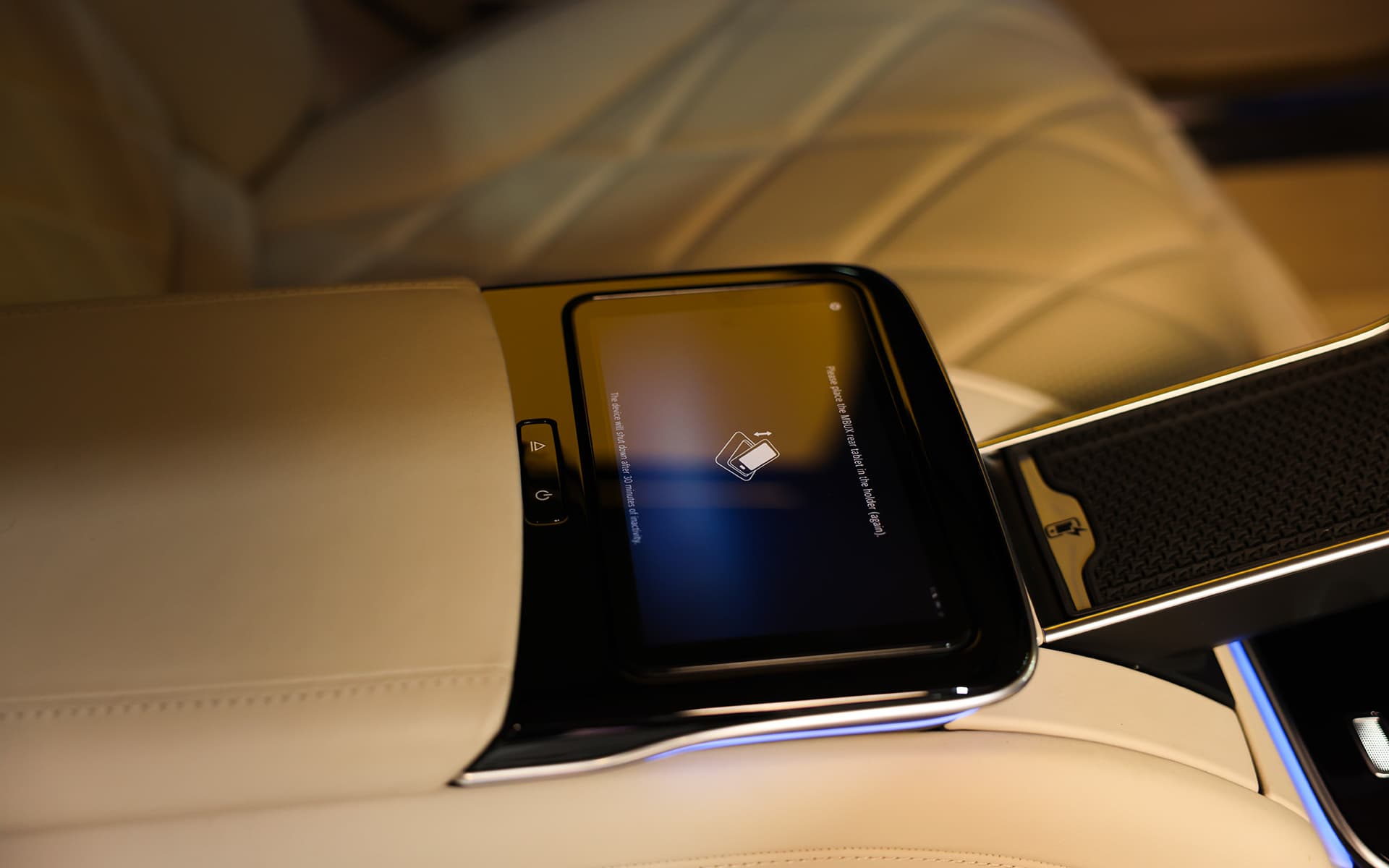 2024 Mercedes-Maybach S680 Black & Light Gold 17