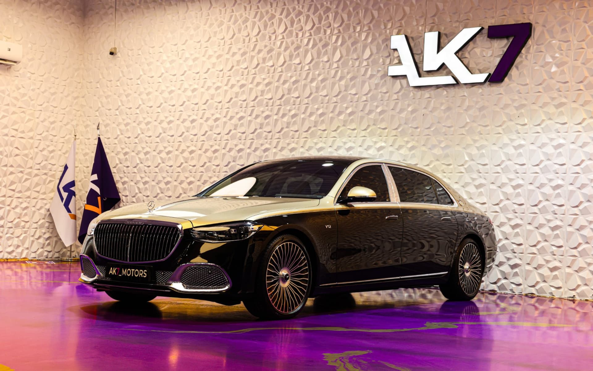 2024 Mercedes-Maybach S680 Black & Light Gold 3