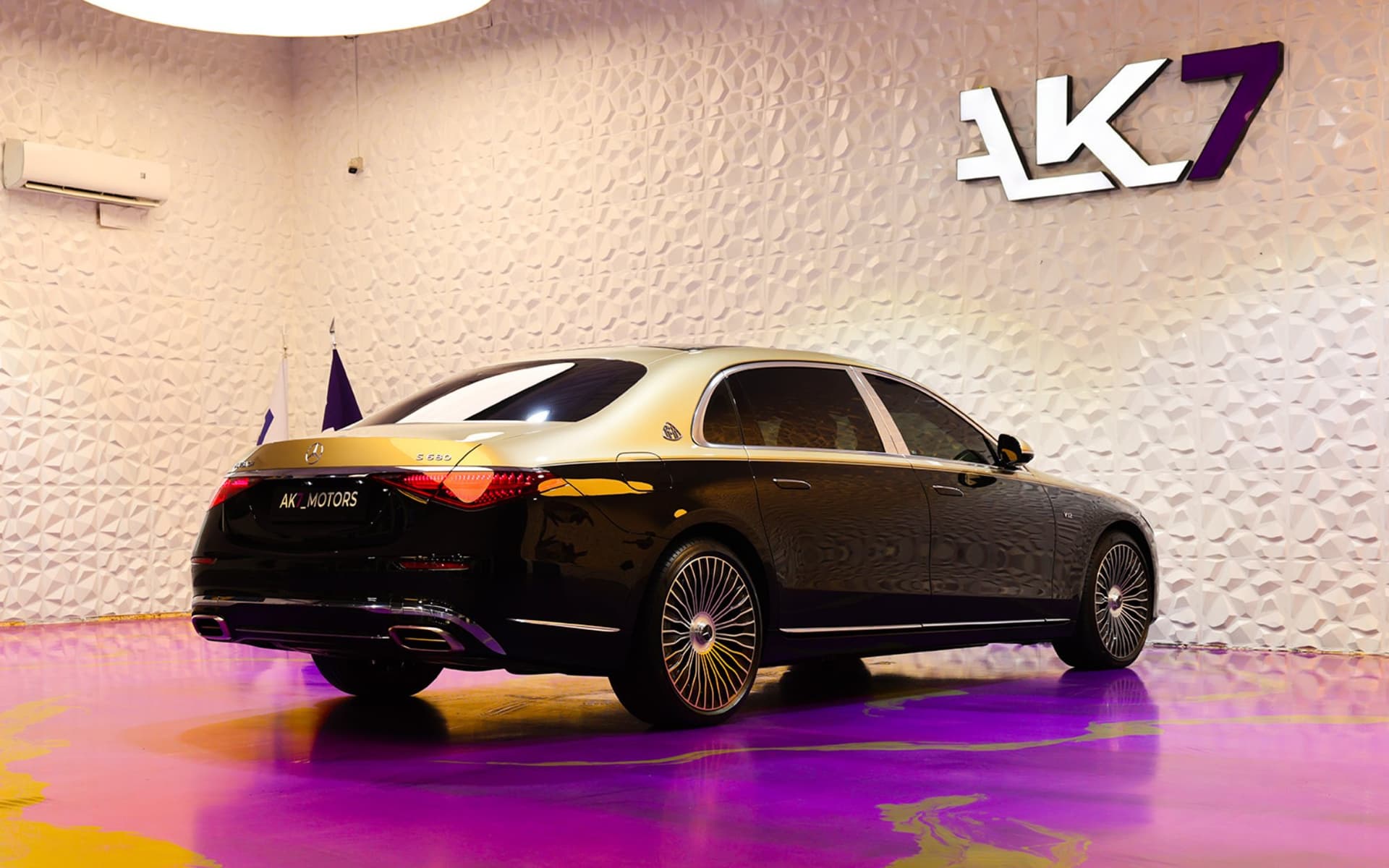 2024 Mercedes-Maybach S680 Black & Light Gold 6