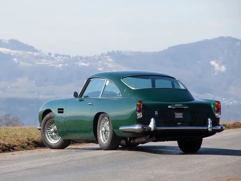 ASTON-MARTIN-DB5