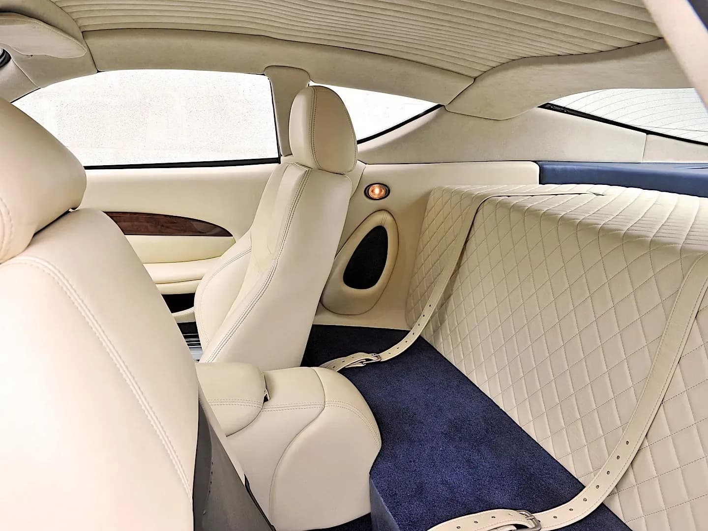 ASTON-MARTIN-DB7