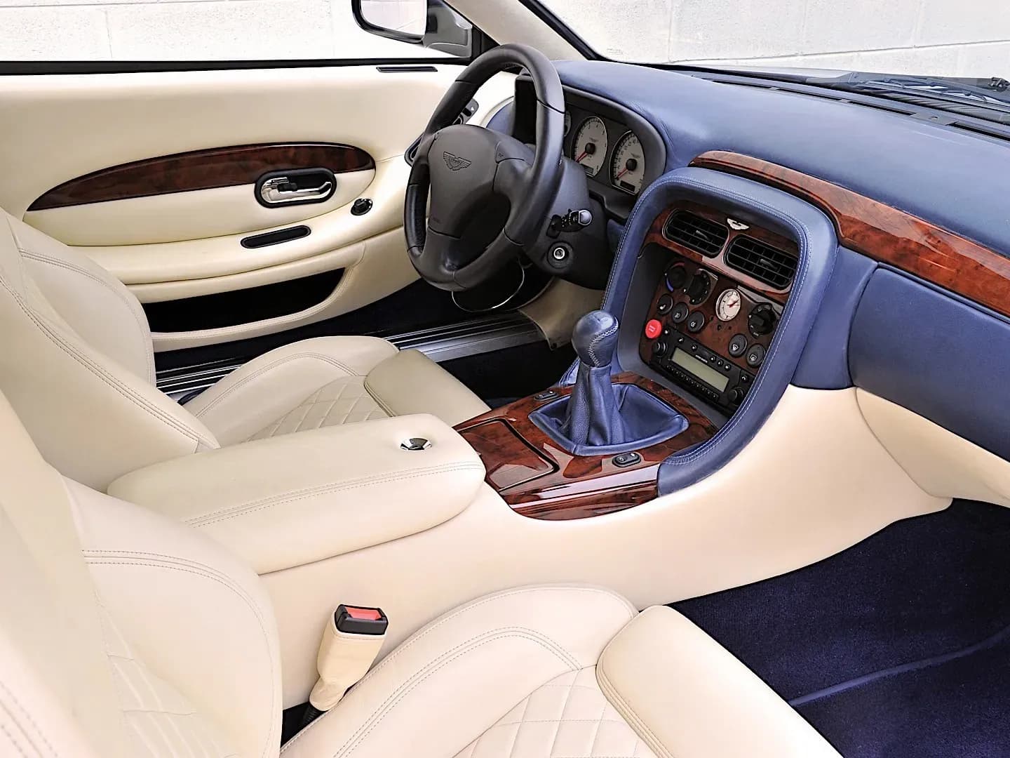 ASTON-MARTIN-DB7