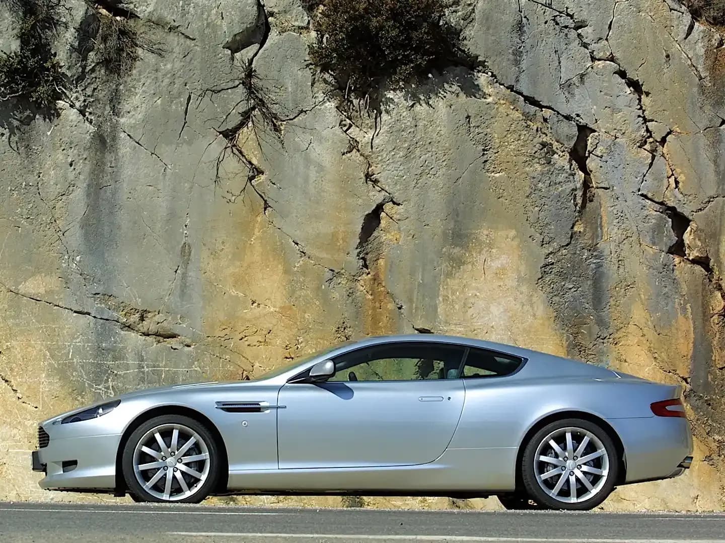 ASTON-MARTIN-DB9