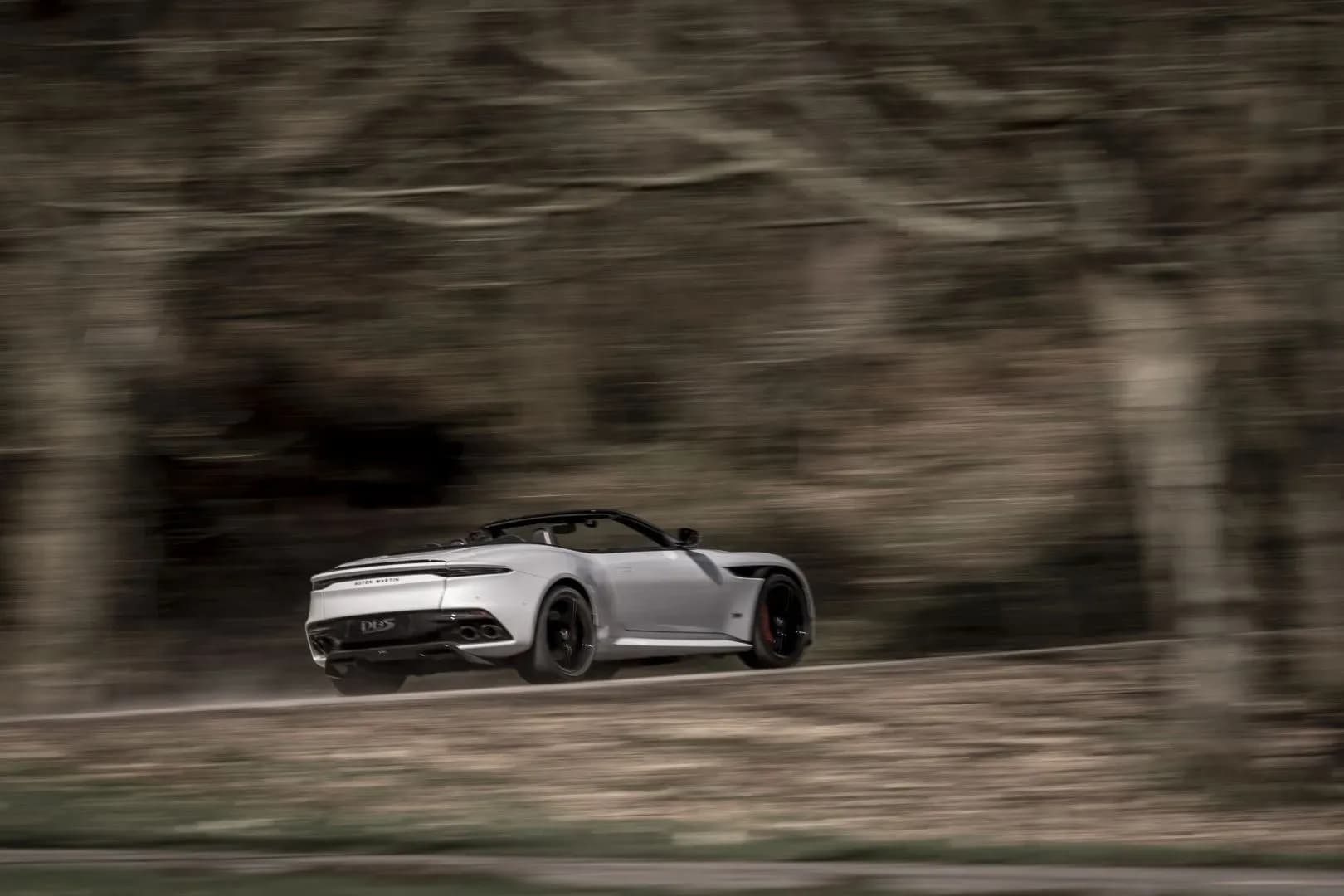 ASTON-MARTIN-DBS