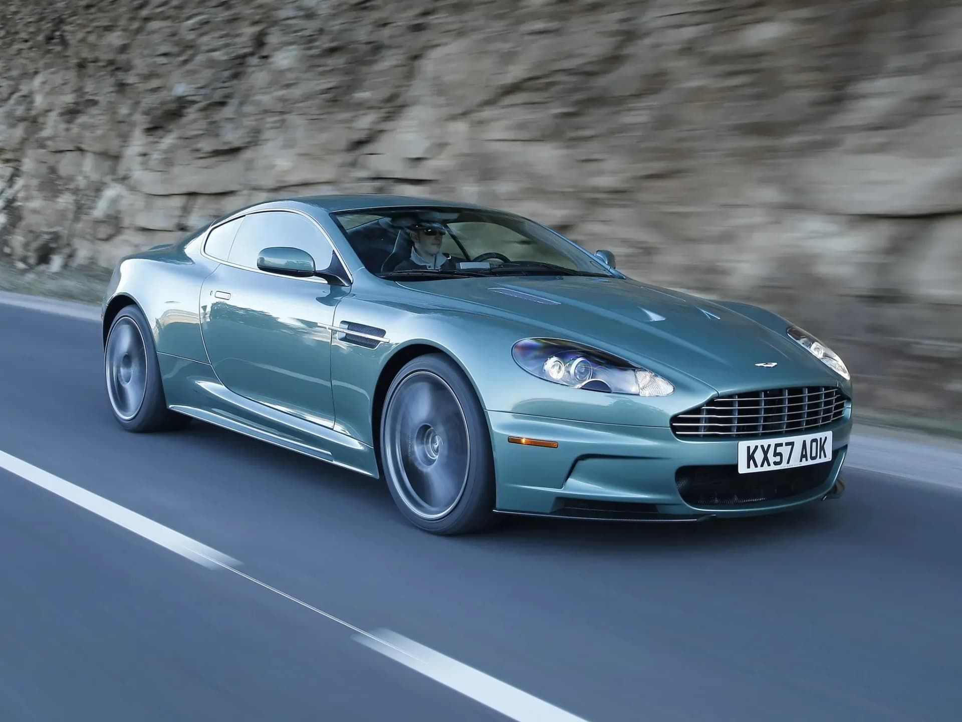 ASTON-MARTIN-DBS