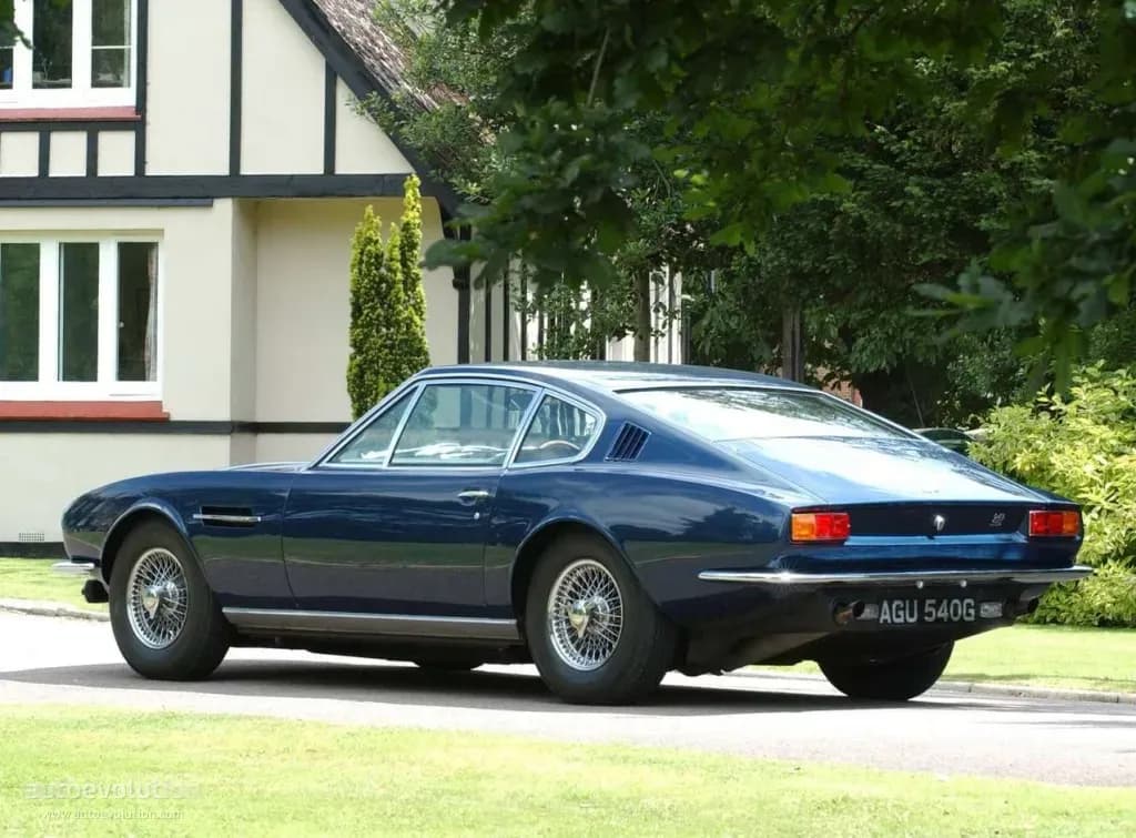 ASTON-MARTIN-DBS