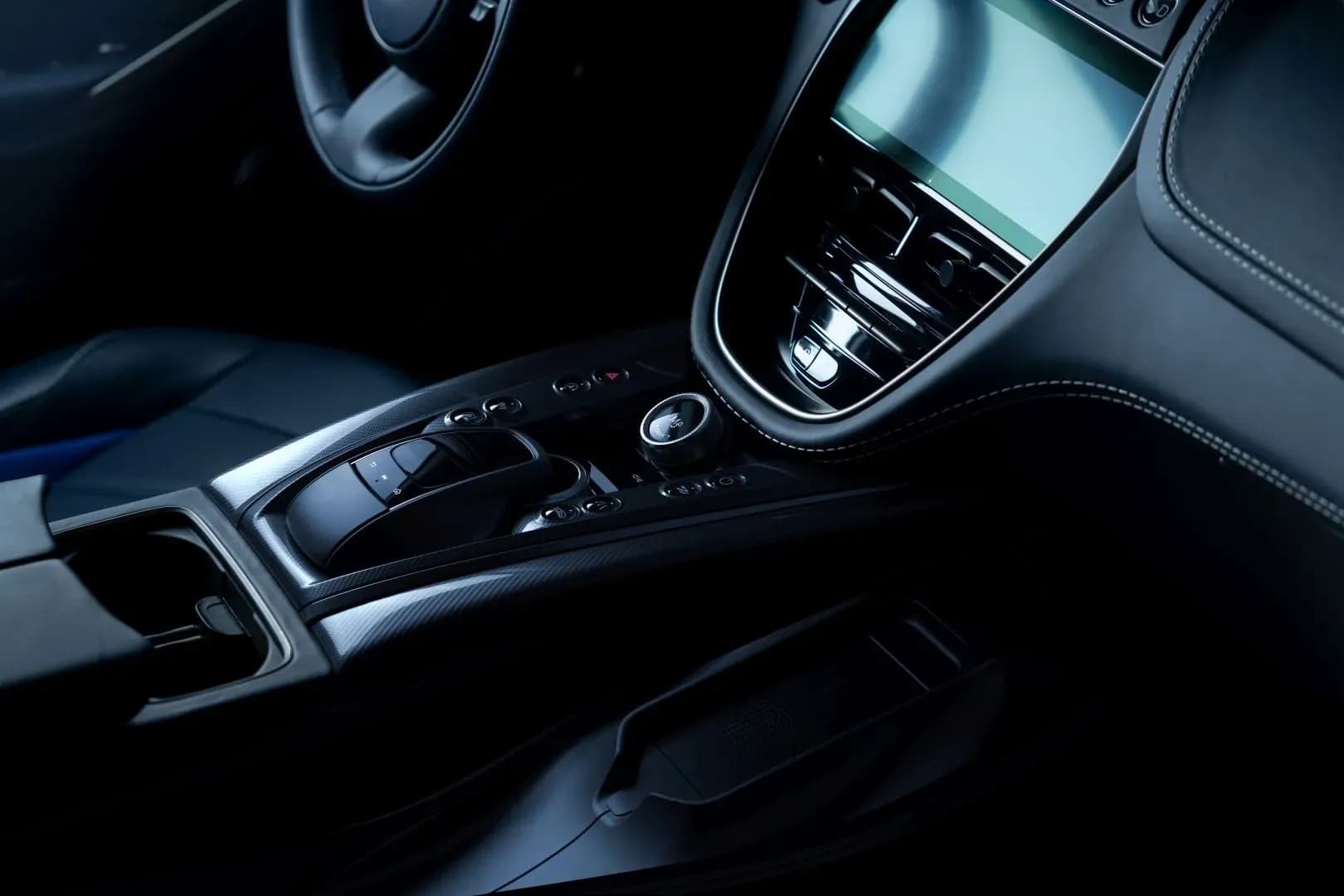 ASTON-MARTIN-DBX