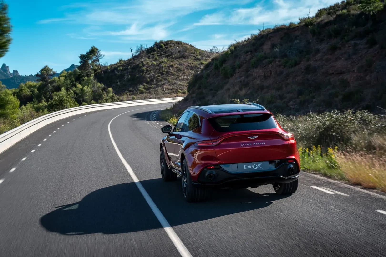 ASTON-MARTIN-DBX