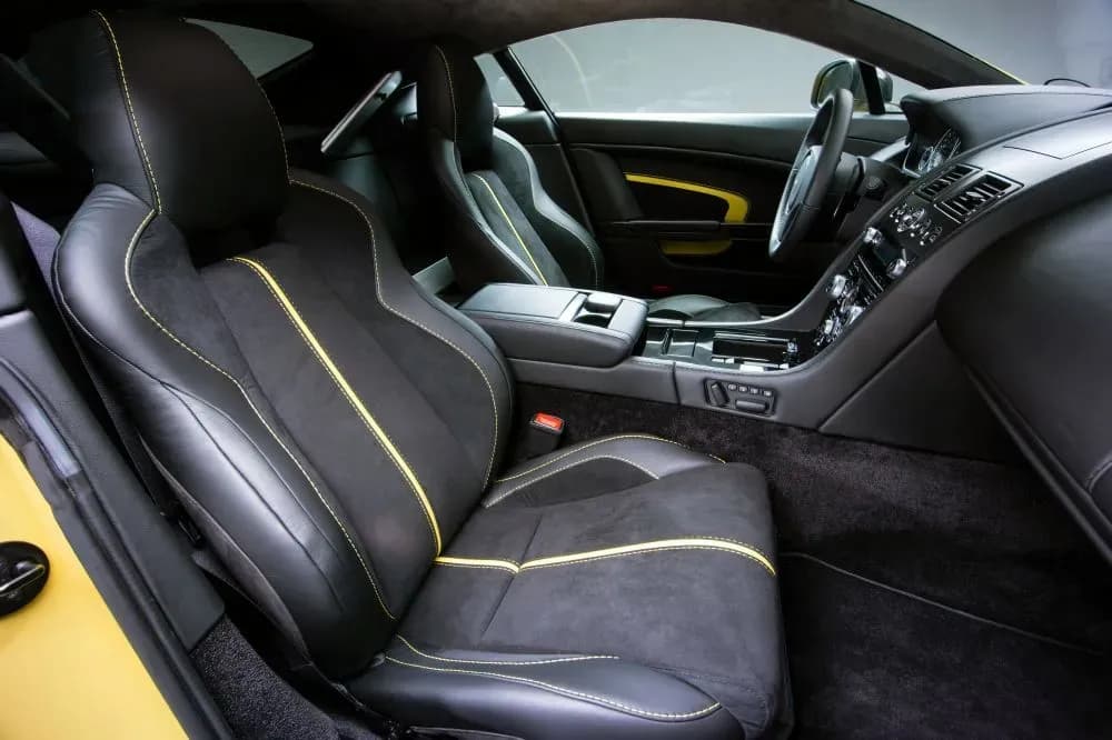 ASTON-MARTIN-V12-Vantage