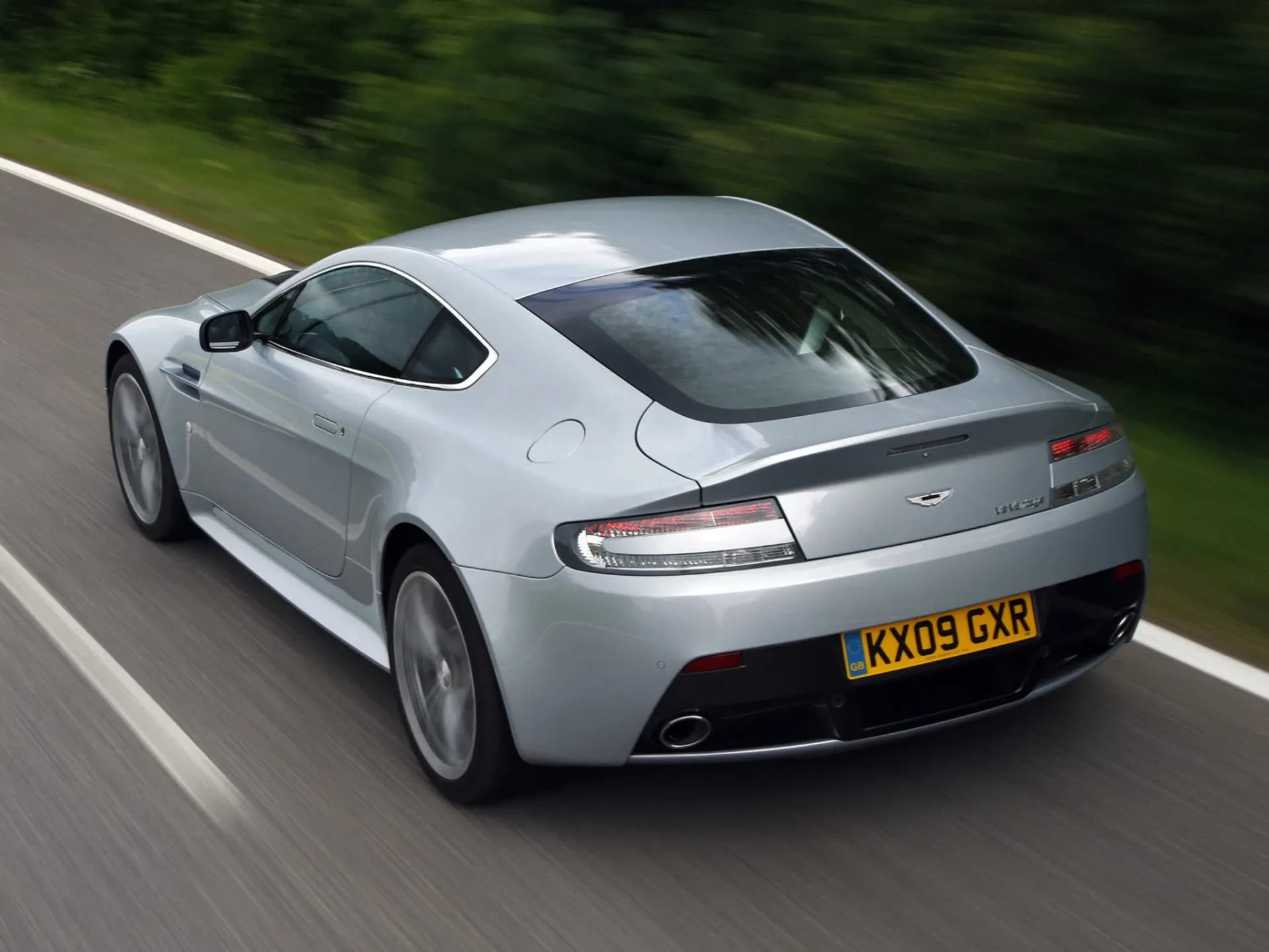 ASTON-MARTIN-V12-Vantage
