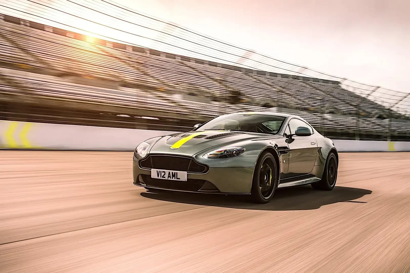 ASTON-MARTIN-V12-Vantage-AMR