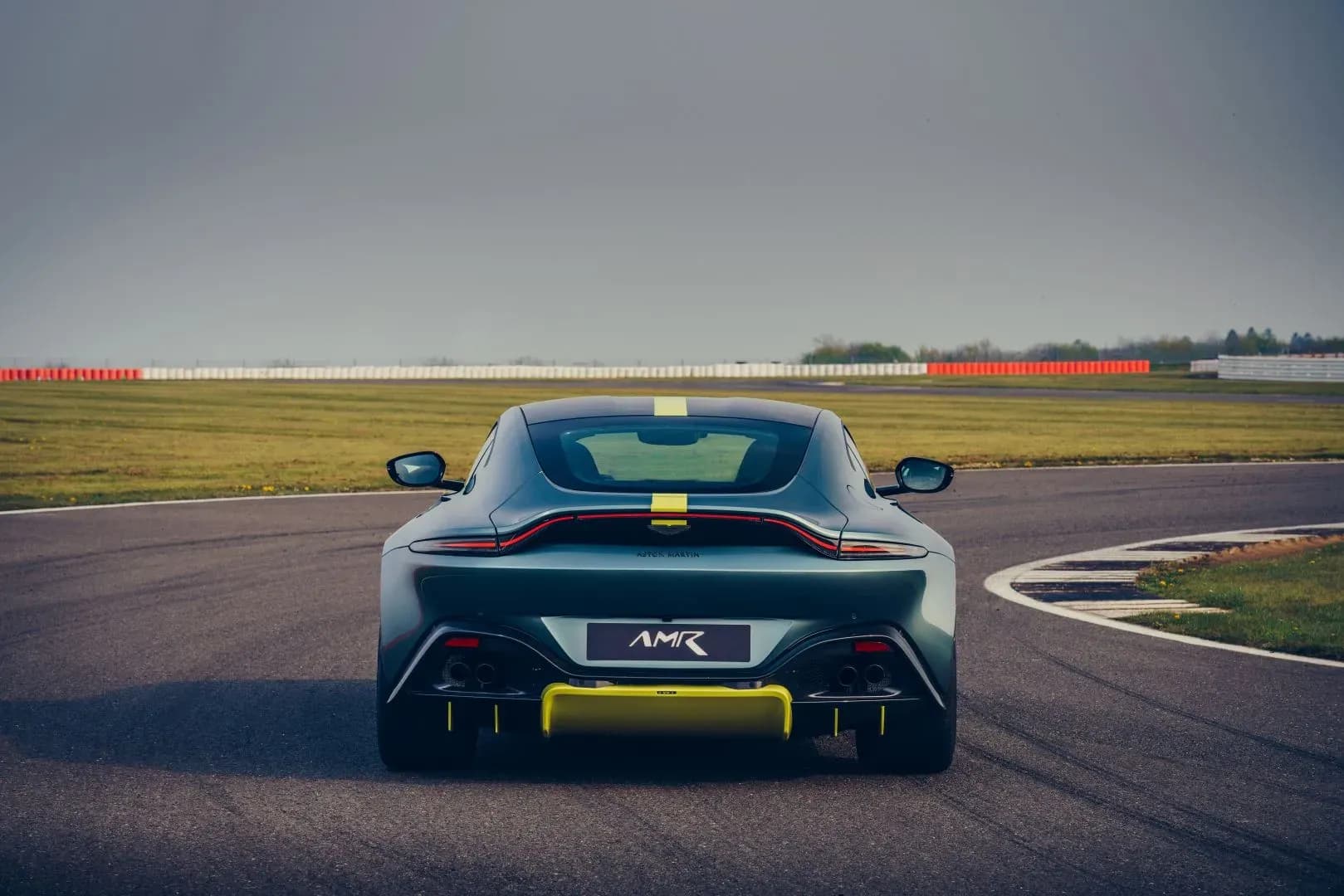 ASTON-MARTIN-V8-Vantage