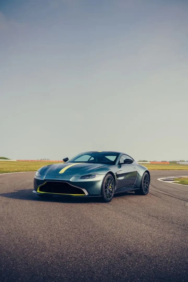 ASTON-MARTIN-V8-Vantage