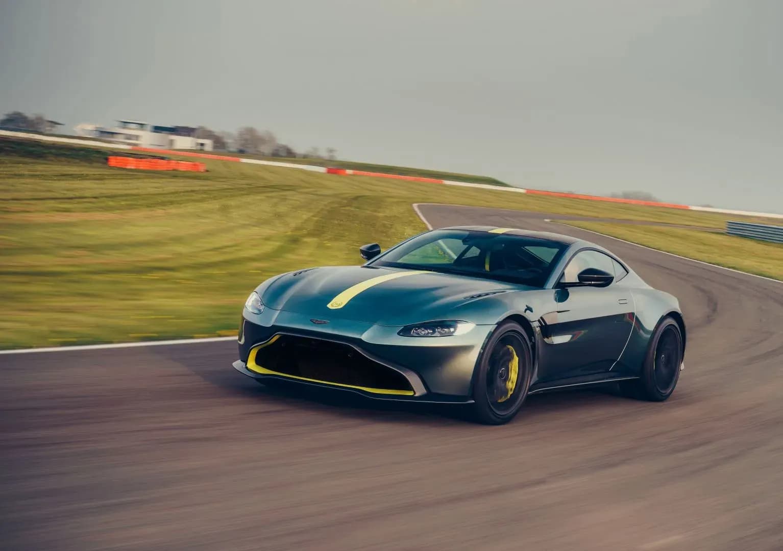ASTON-MARTIN-V8-Vantage