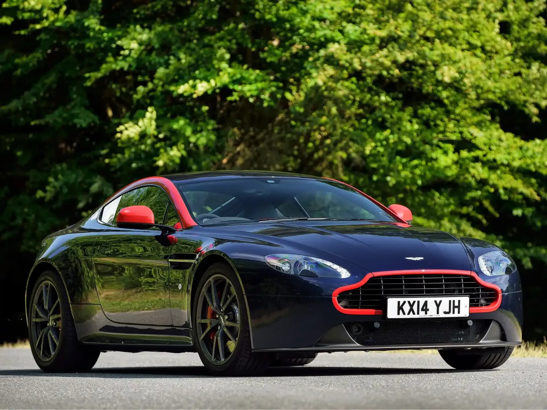 ASTON-MARTIN-V8-Vantage