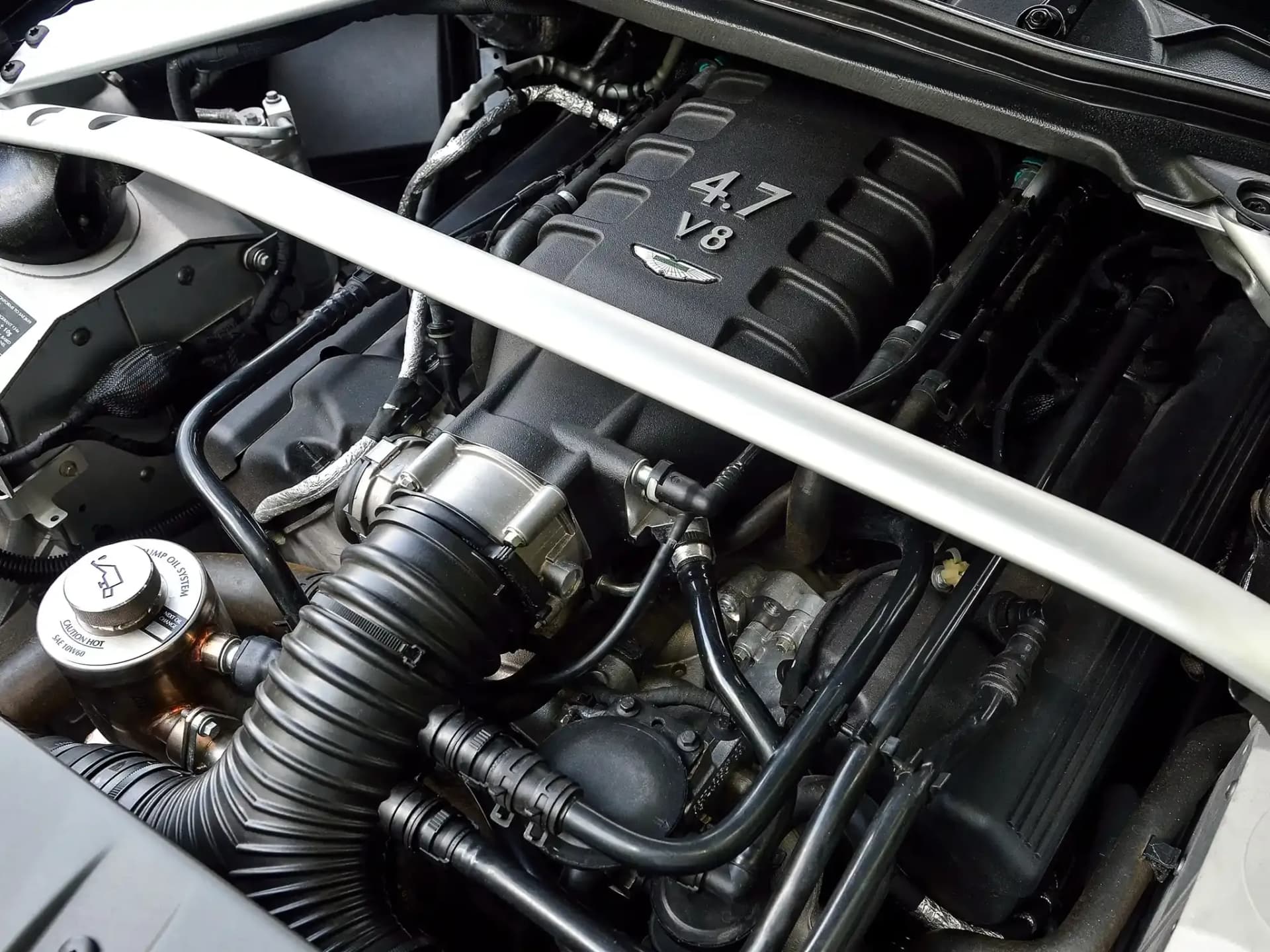 ASTON-MARTIN-V8-Volante