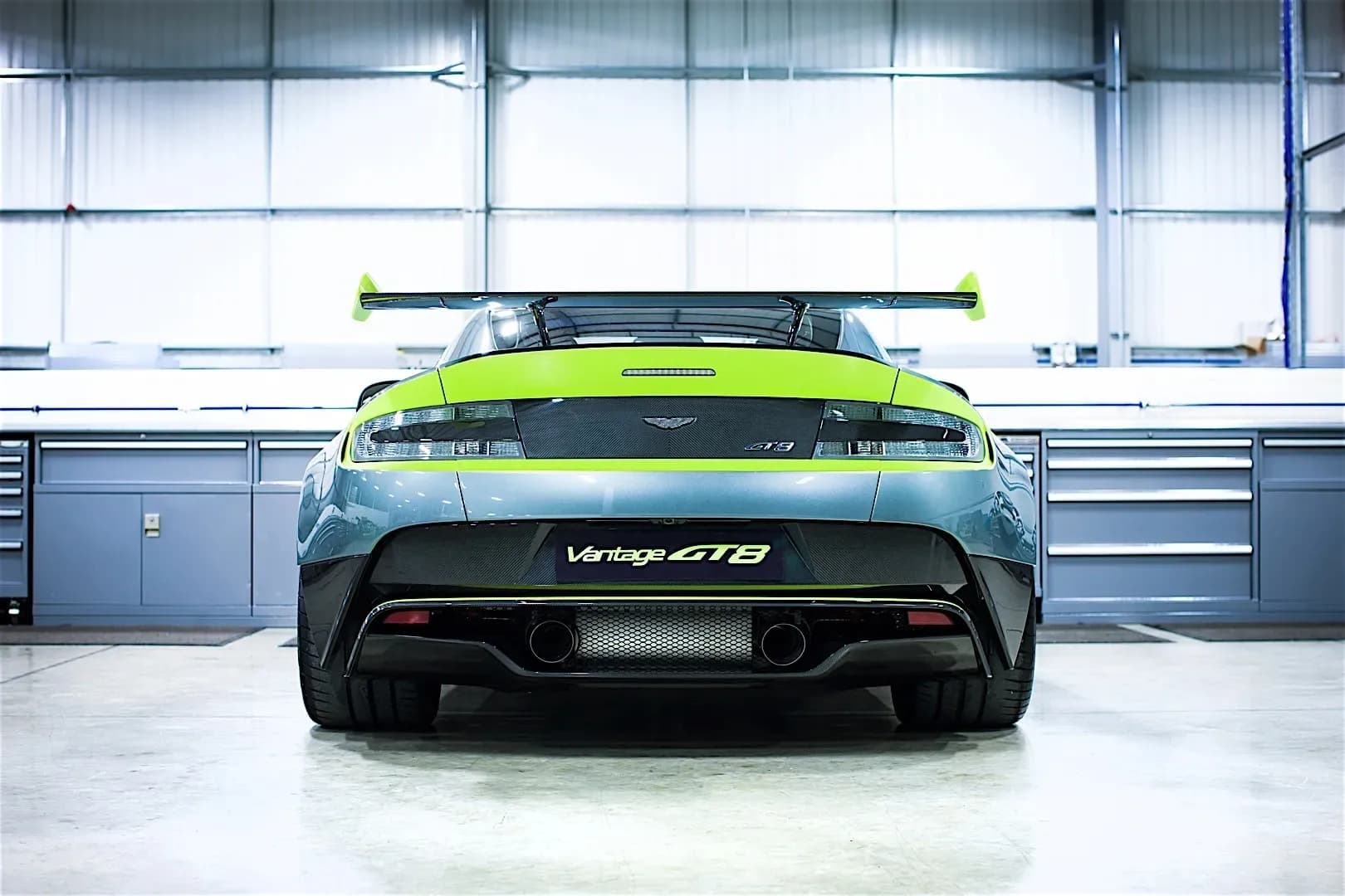ASTON-MARTIN-Vantage-GT8