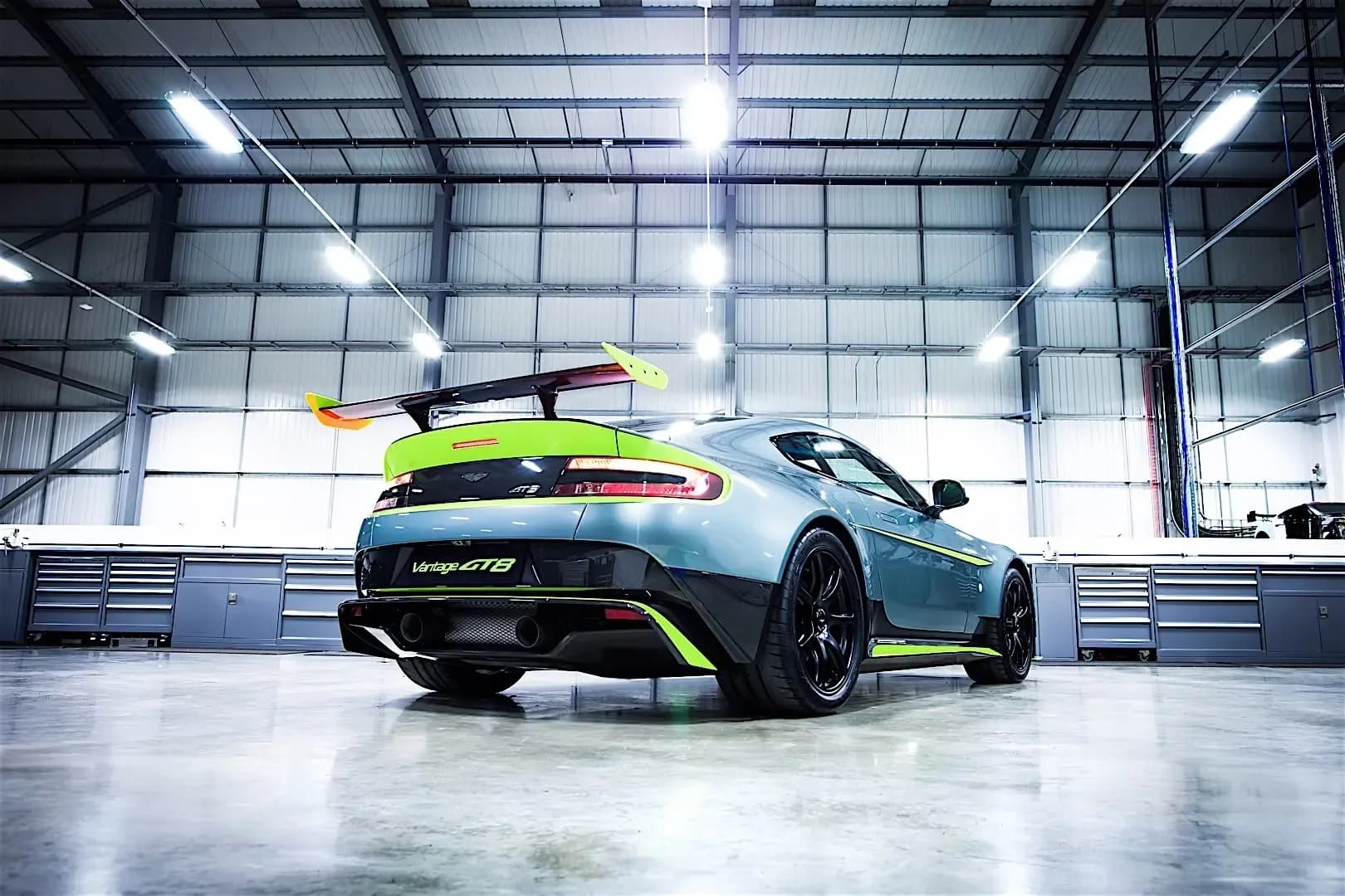 ASTON-MARTIN-Vantage-GT8